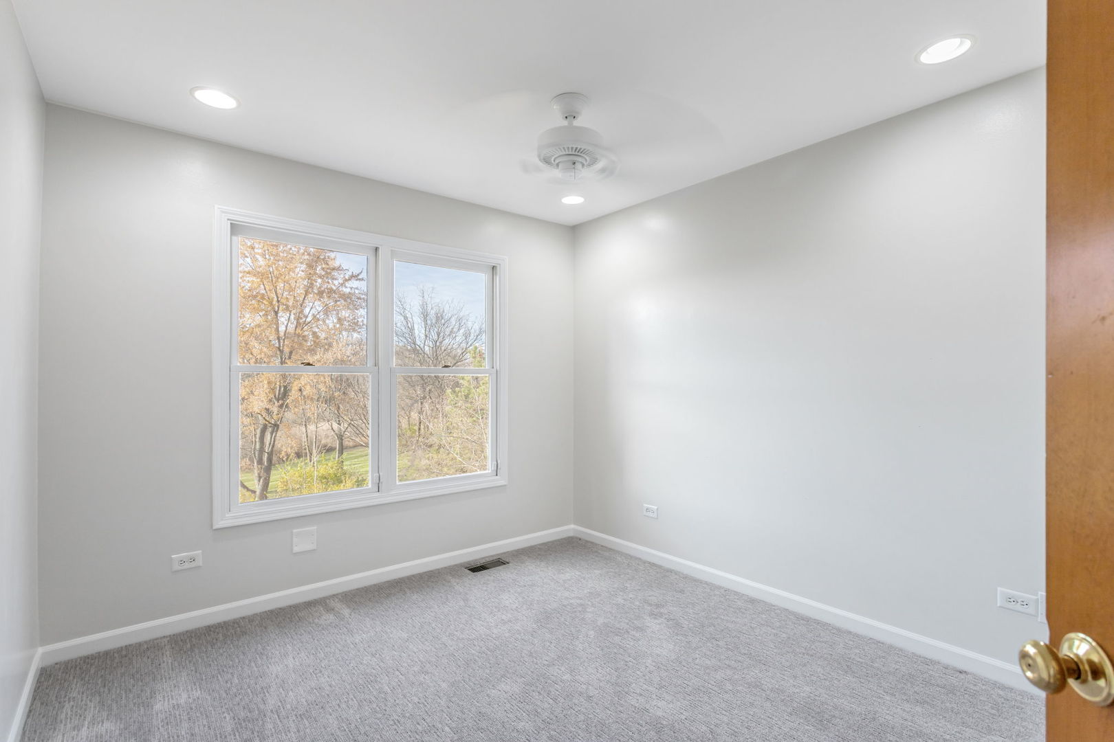 537 Arbor Lane Oswego, IL 60543 - Photo 25 of 33 an empty room with windows and closet