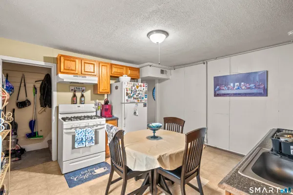 $500,000 | 148 Pleasant Street, Enfield, CT 06082