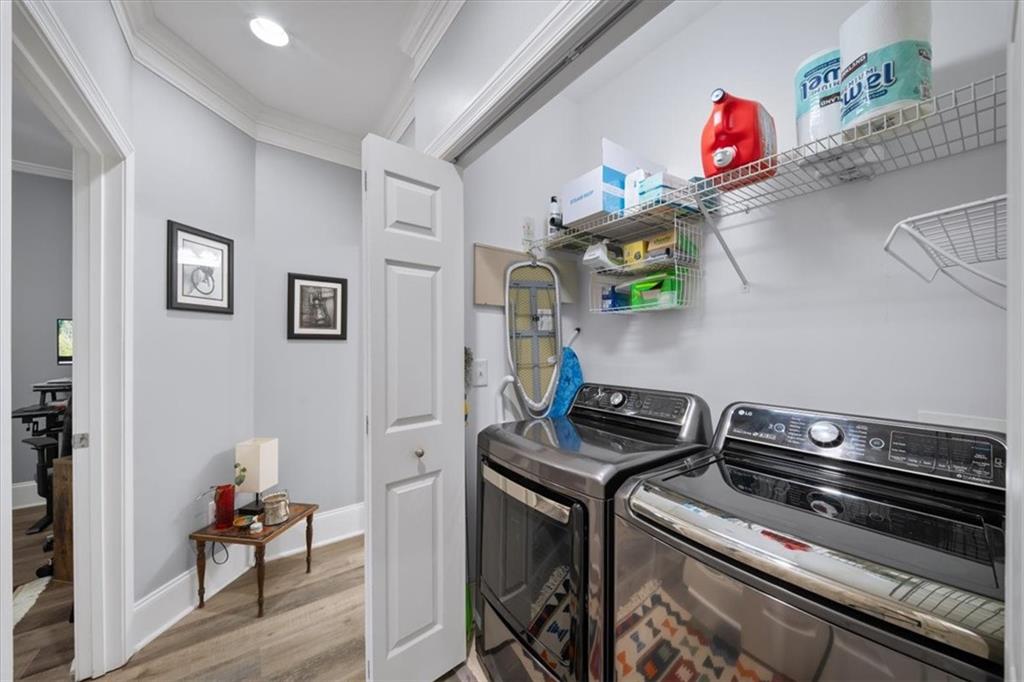4100 Paces Walk Southeast, Unit 1101 Atlanta, GA 30339 - Photo 20 of 36 a kitchen that has a stove and a wooden floor