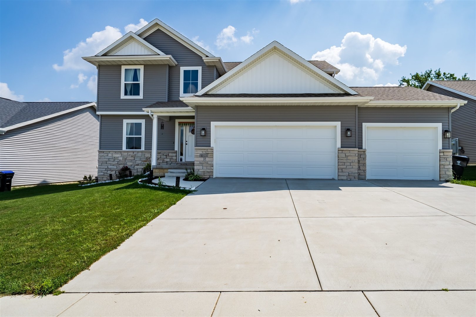 2512 Savanna Road Bloomington, IL 61705 - Photo 31 of 31 a front view of house with yard