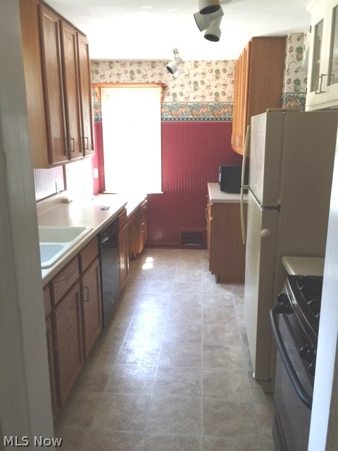 1393 Winston Road Cleveland, OH 44121 - Photo 2 of 9