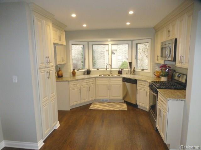 564 Rolling Green Circle Rochester Hills, MI 48309 - Photo 5 of 24