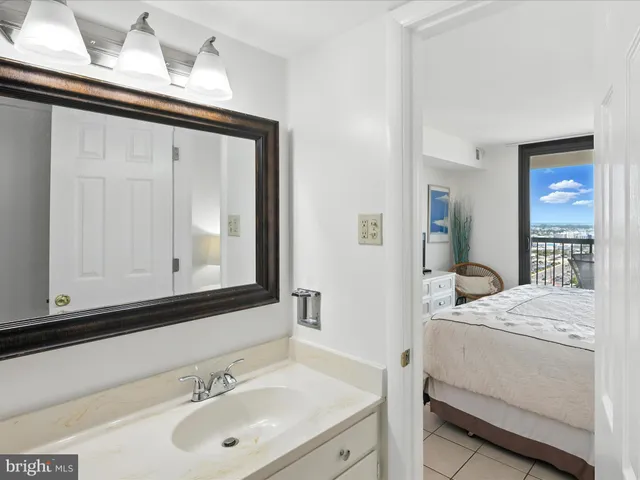 a en suite bathroom with a sink and a mirror