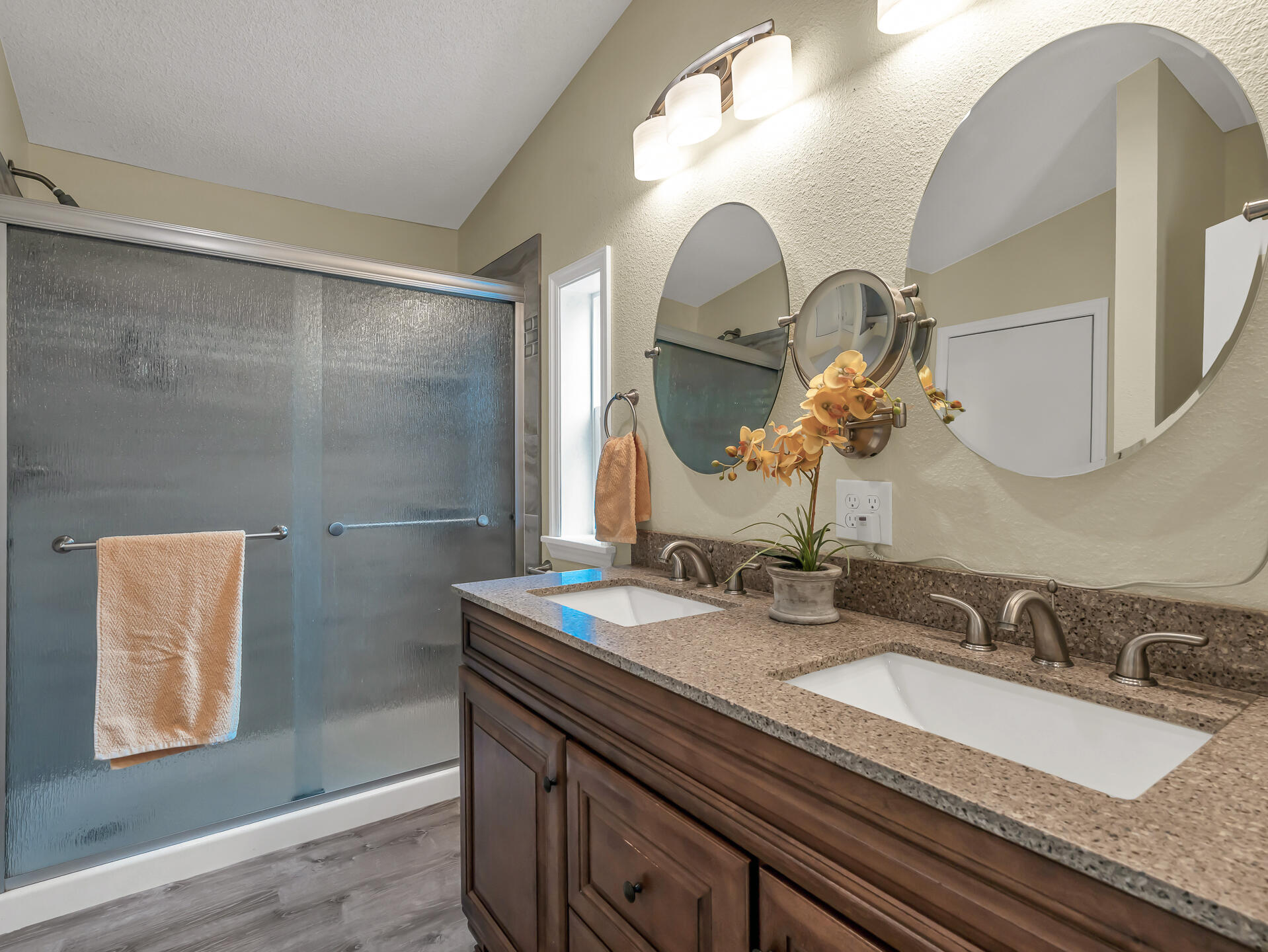 19394 Union School Road Redding, CA 96003 - Photo 29 of 40 Primary double sinks