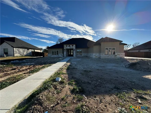 a view of a house with a yard
