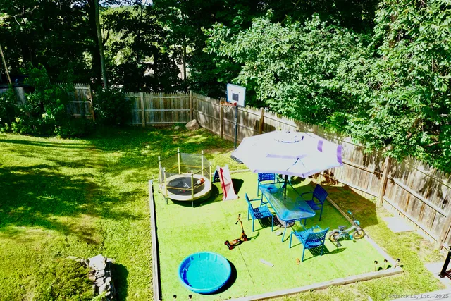 a view of an house with backyard