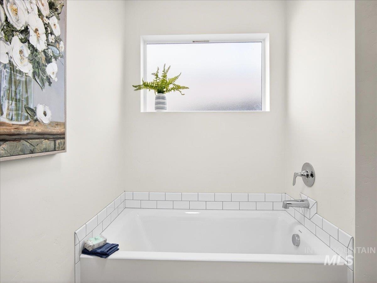 1410 Regency Way Emmett, ID 83617 - Photo 23 of 46 Bathroom featuring a garden tub and plenty of natural light