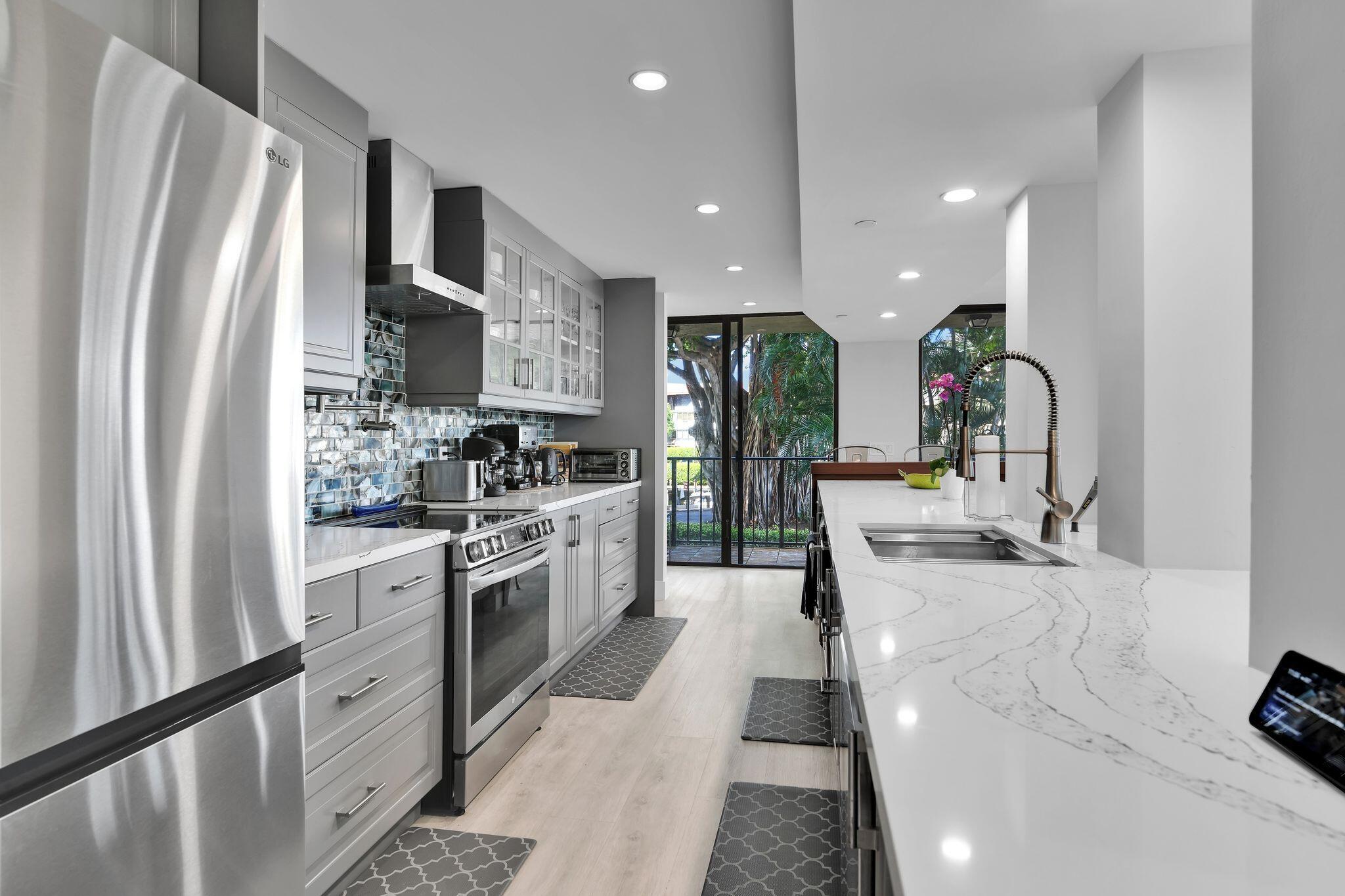 859 Jeffery St 202 Kitchen pic 1