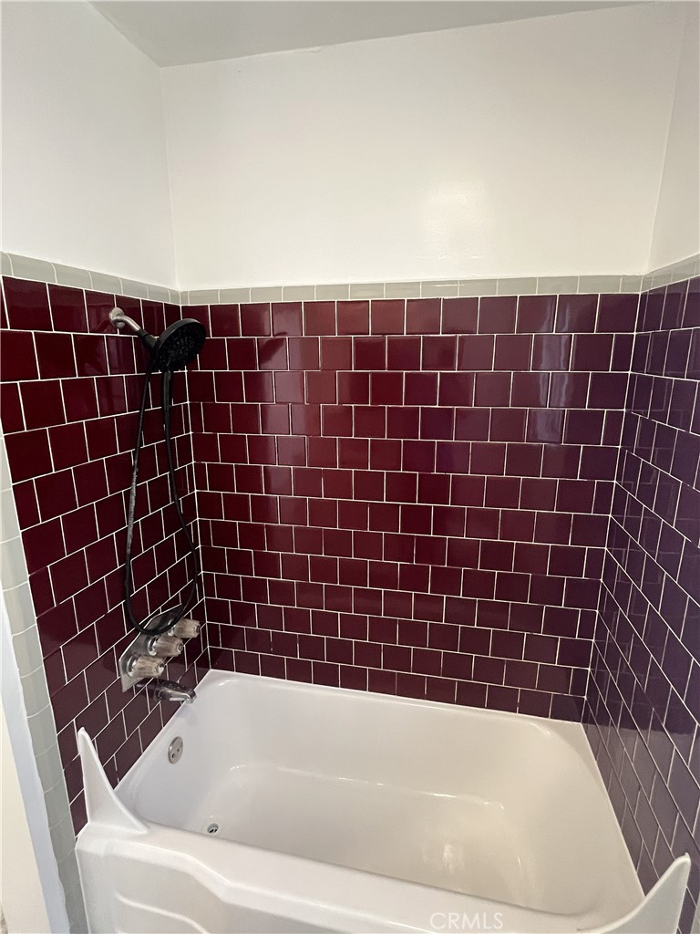 3112 Washington Boulevard Venice, CA 90291 - Photo 13 of 13 a bathroom with a bathtub