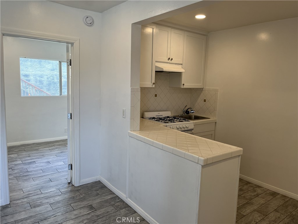 3112 Washington Boulevard Venice, CA 90291 - Photo 4 of 13 a view of kitchen with wooden floor