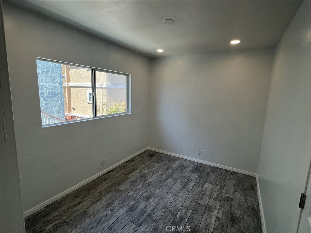 3112 Washington Boulevard Venice, CA 90291 - Photo 9 of 13 an empty room with a window