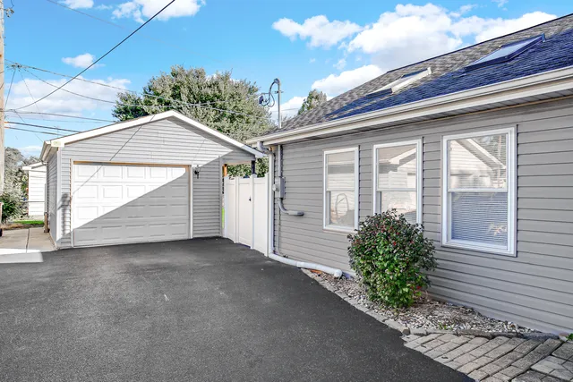 $329,900 | 4320 West 99th Place, Oak Lawn, IL 60453