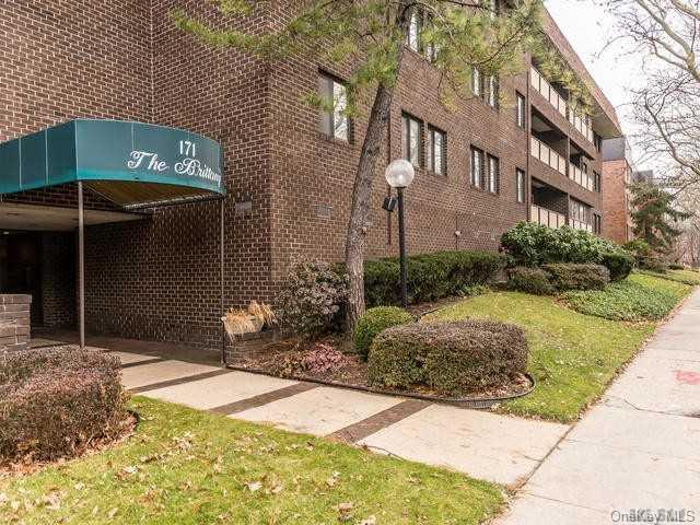 171 South Middle Neck Road, Unit 2E Great Neck, NY 11021 - Photo 1 of 1 Building Entry