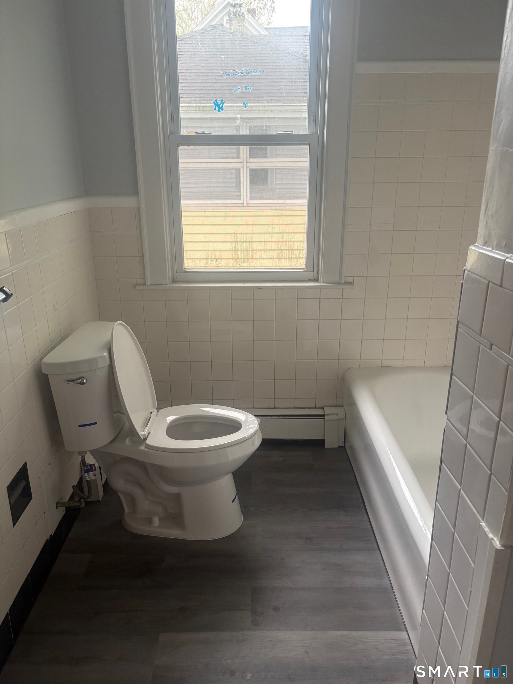 580 High Street Middletown, CT 06457 - Photo 5 of 11 a bathroom with a toilet a sink and a bathtub