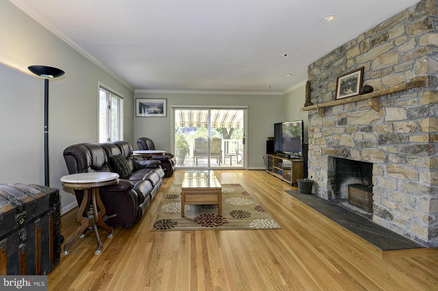 9198 Maidstone Road Delaplane, VA 20144 - Photo 3 of 30 Living Room