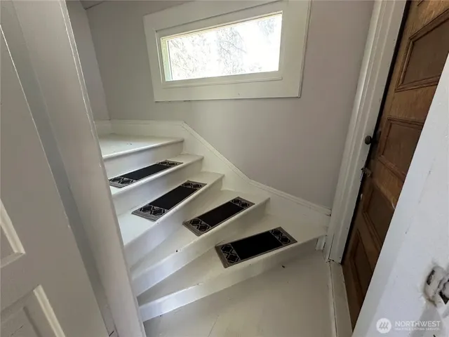 $2,350 | 827 West Cota Street, Shelton, WA 98584