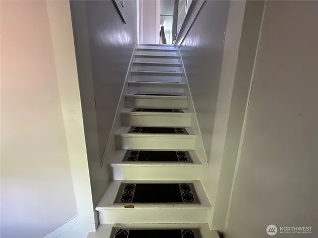 $2,350 | 827 West Cota Street, Shelton, WA 98584