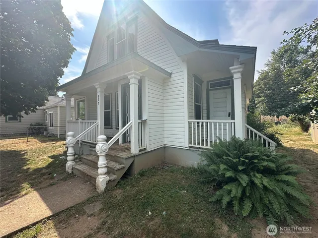 $2,350 | 827 West Cota Street, Shelton, WA 98584