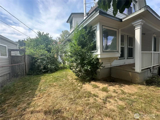 $2,350 | 827 West Cota Street, Shelton, WA 98584