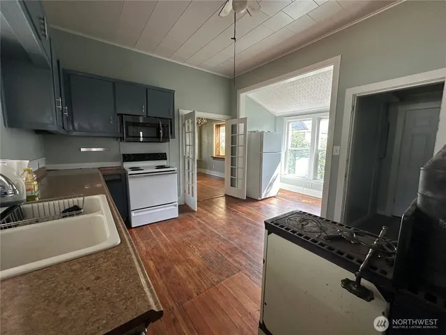 $2,350 | 827 West Cota Street, Shelton, WA 98584