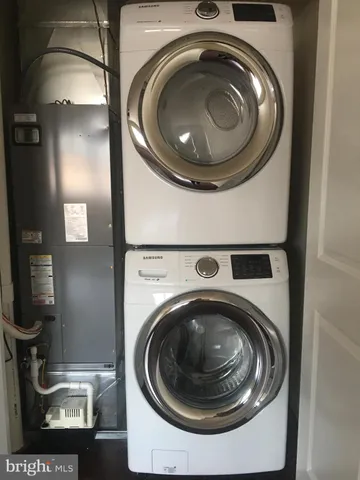 a close up view of a washer and dryer