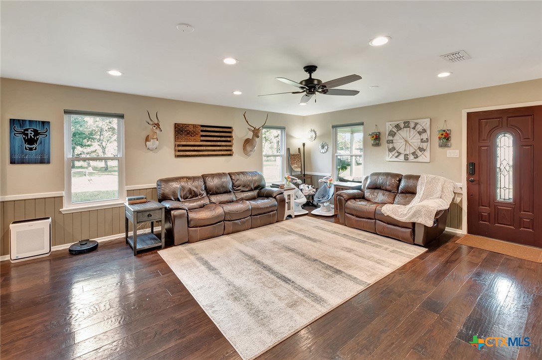 351 Sulphur Creek Road Victoria, TX 77905 - Photo 8 of 28