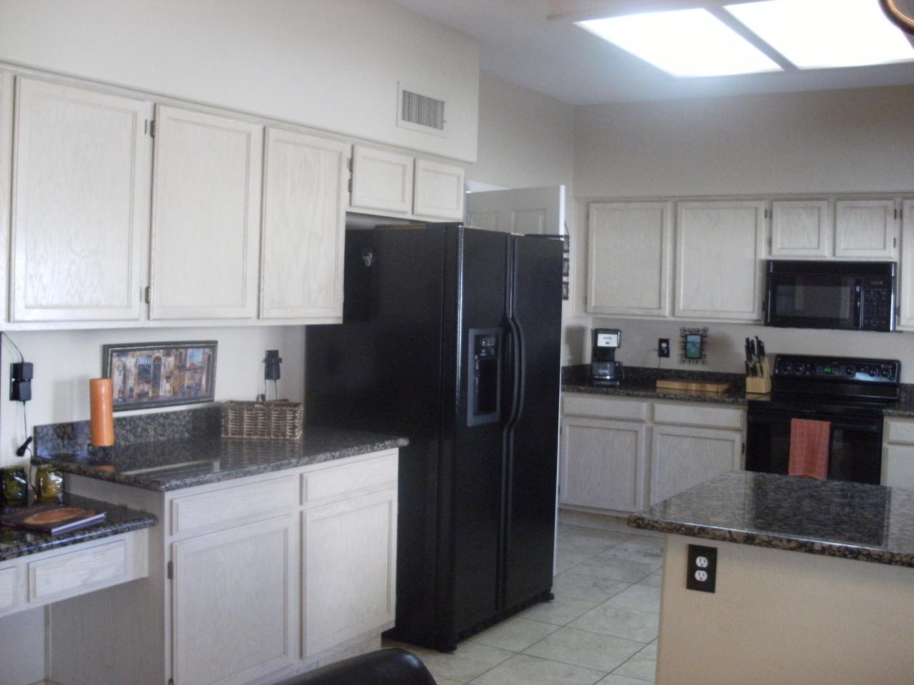146 West El Freda Road Tempe, AZ 85284 - Photo 4 of 19 Kitchen