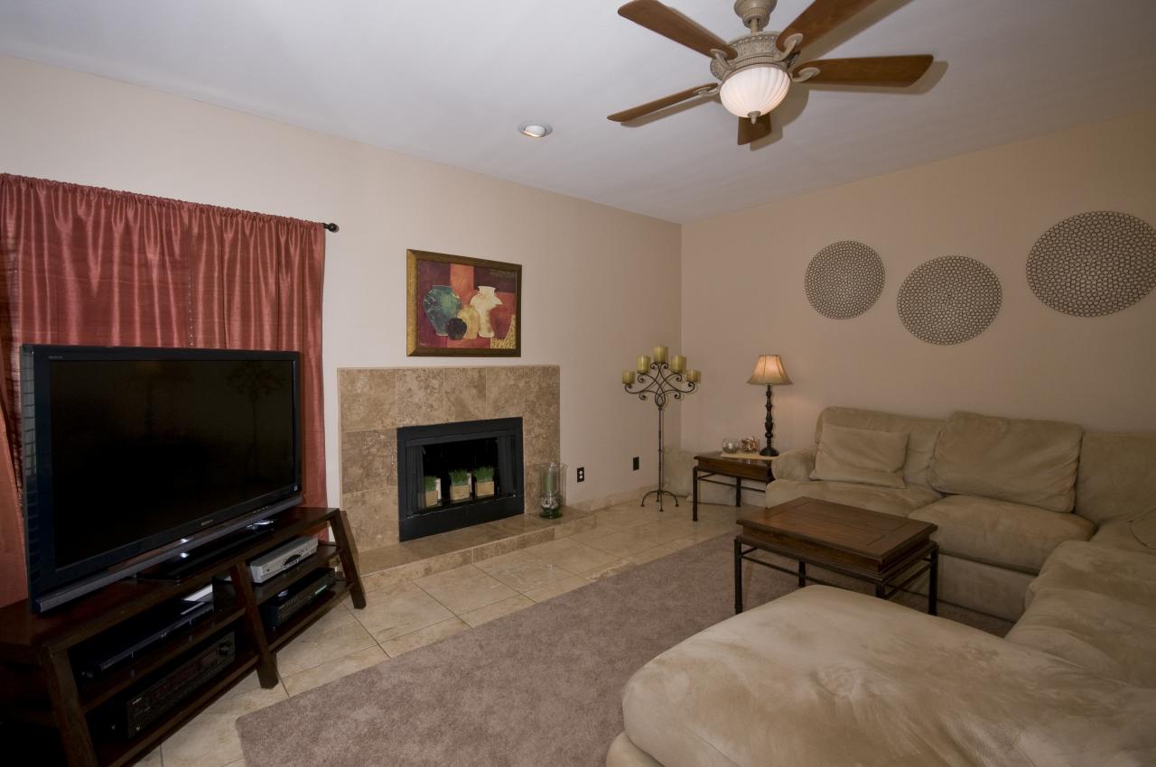 146 West El Freda Road Tempe, AZ 85284 - Photo 8 of 19 Family room