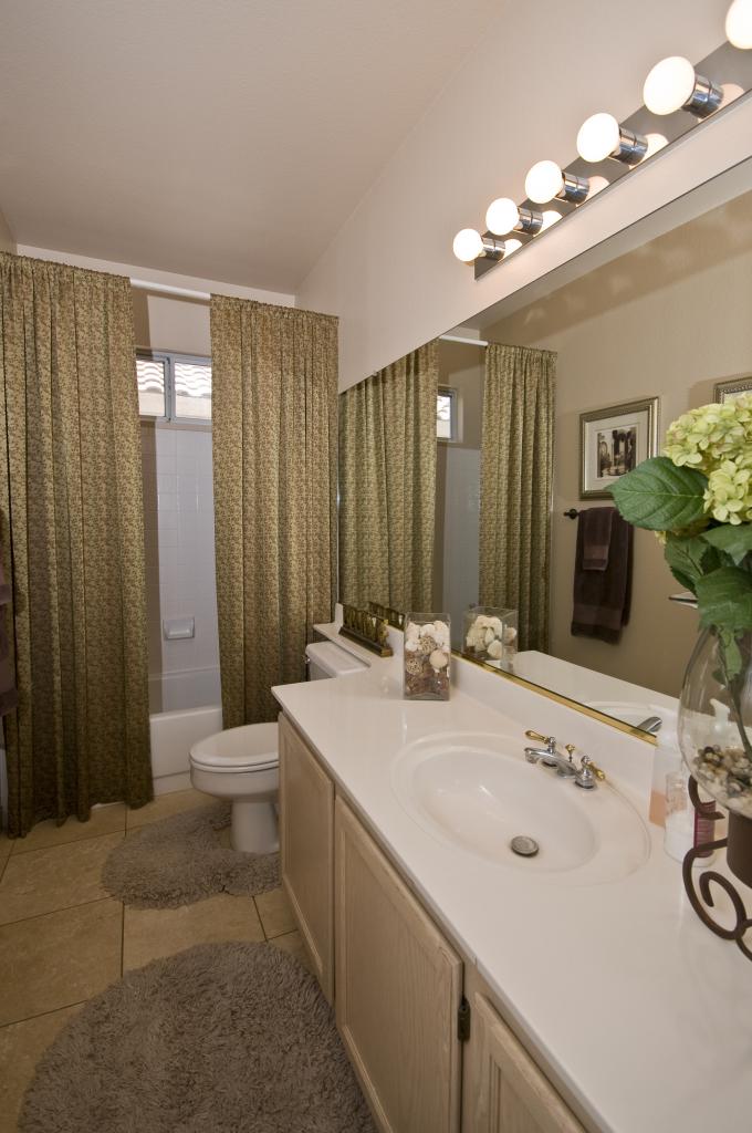 146 West El Freda Road Tempe, AZ 85284 - Photo 10 of 19 Downstairs bathroom