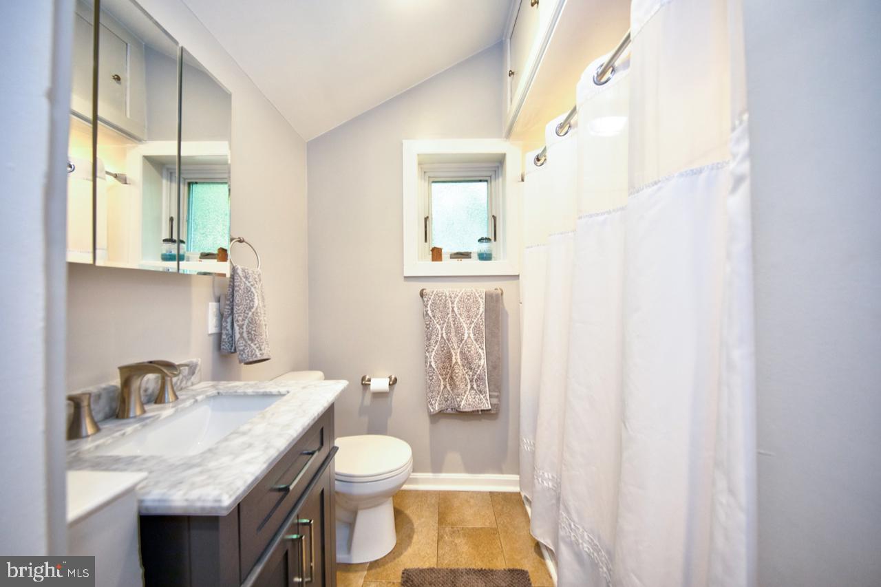 268 Hilltop Road Delta, PA 17314 - Photo 13 of 20 Full bathroom