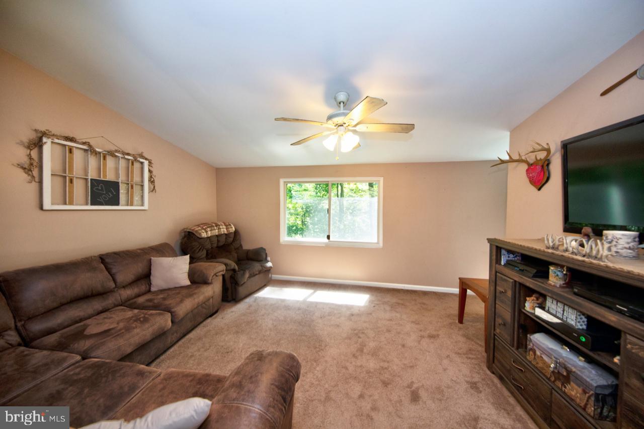 268 Hilltop Road Delta, PA 17314 - Photo 8 of 20 Living room