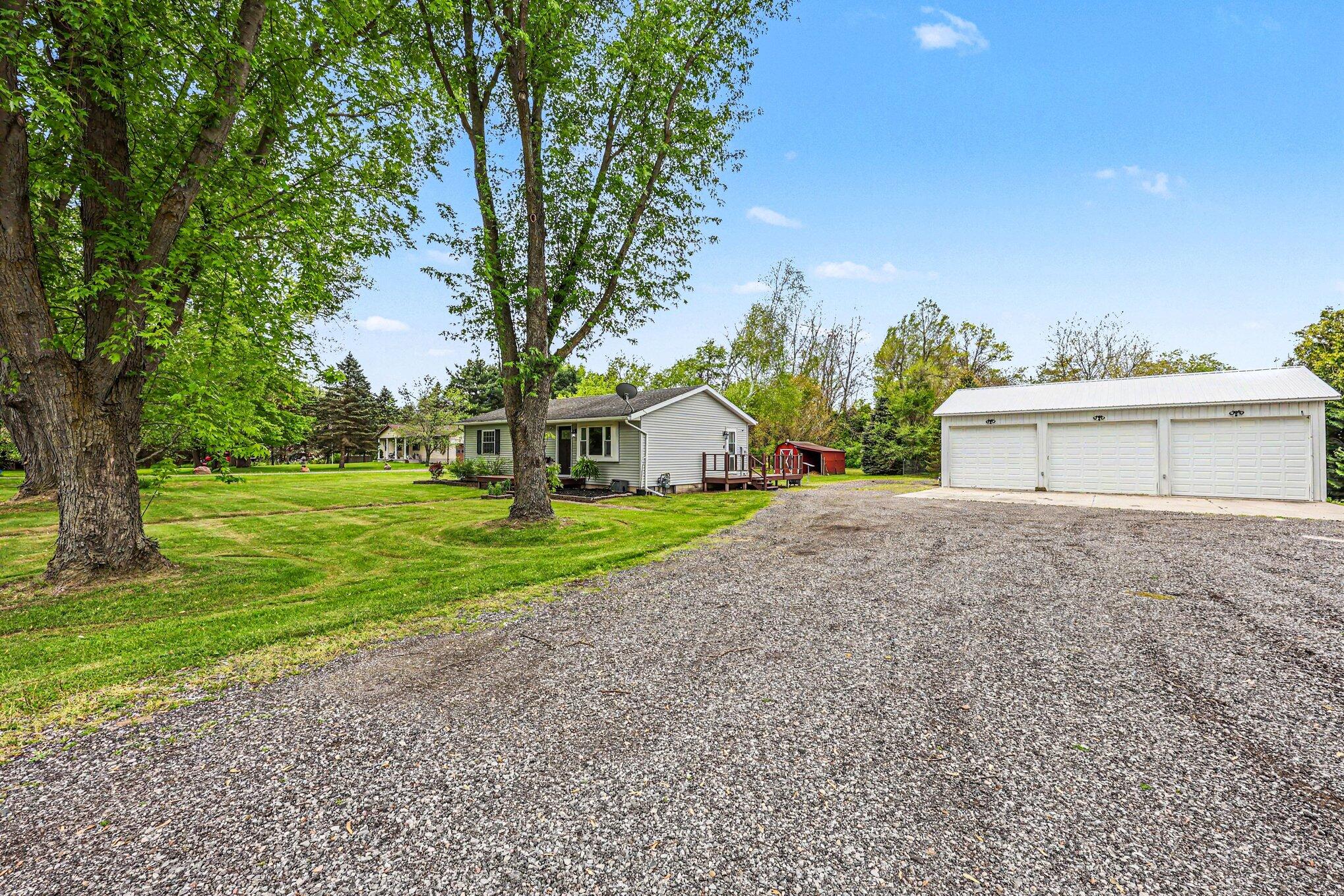 10085 Plank Road Maybee, MI 48159 - Photo 4 of 29 004_file_1212