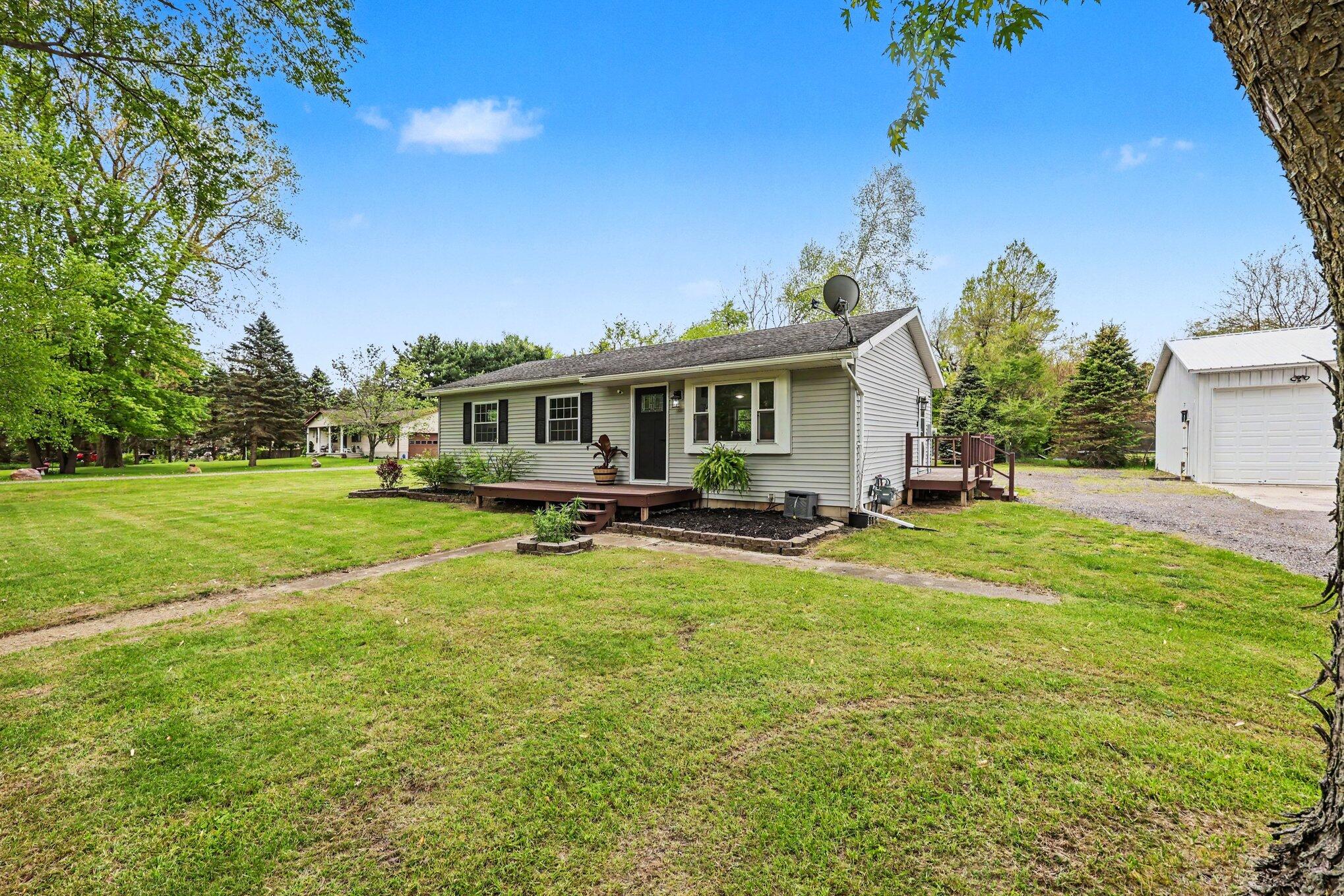 10085 Plank Road Maybee, MI 48159 - Photo 5 of 29 005_file_4835