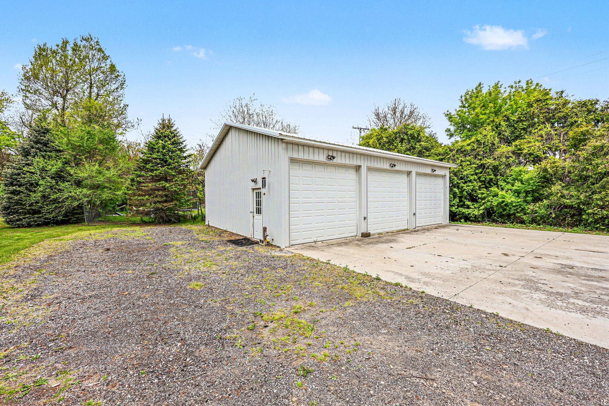 10085 Plank Road Maybee, MI 48159 - Photo 6 of 29 006_file_1440
