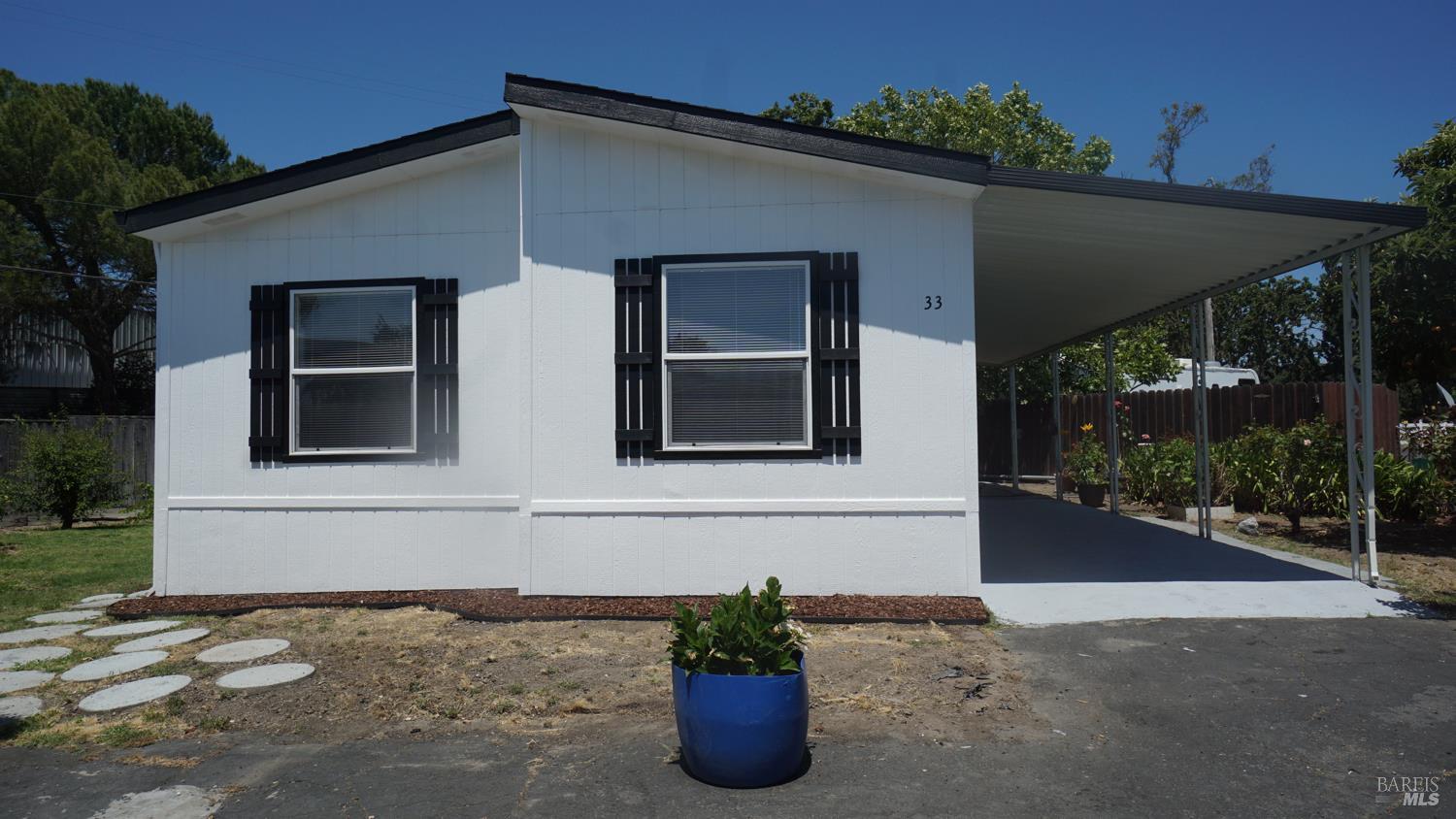 Welcome HOME to 33 Arthur Drive.  Very clean and tidy front of home.