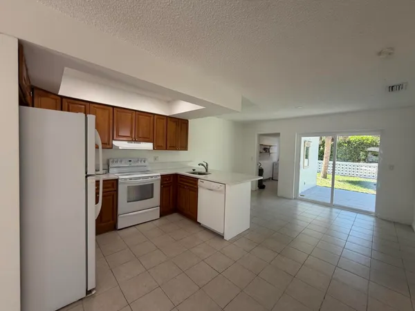 $2,800 | 443 Southeast 13th Court, Deerfield Beach, FL 33441