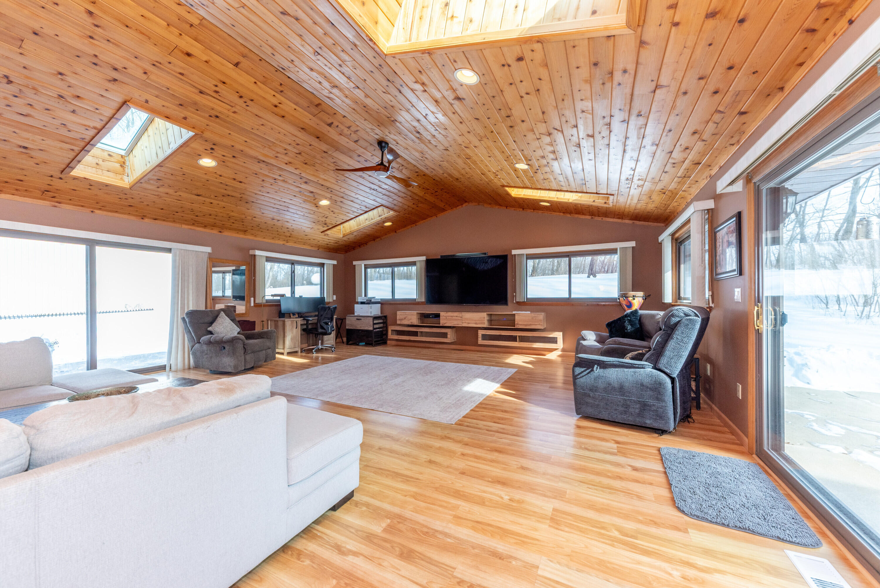 8655 Joeys Drive Pinckney, MI 48169 - Photo 17 of 66 17 Family room 1