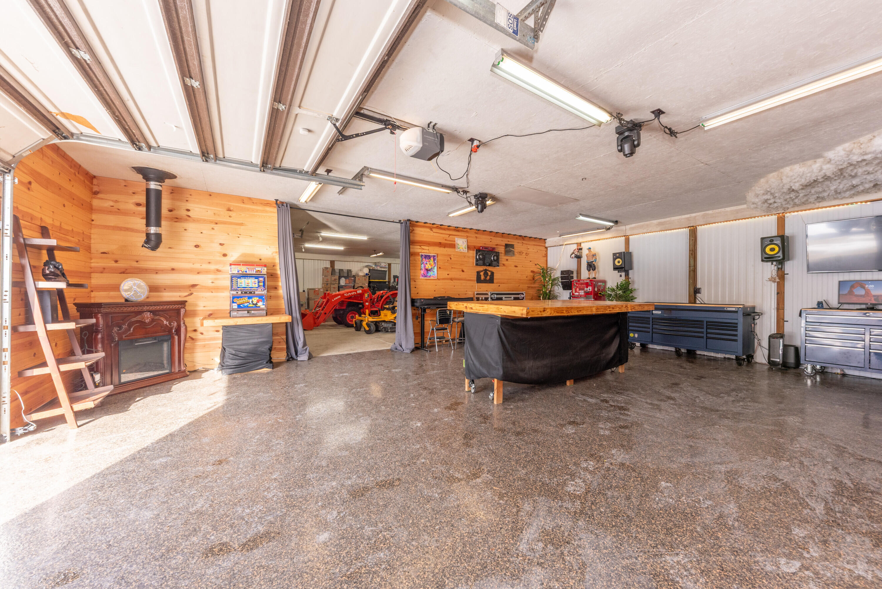 8655 Joeys Drive Pinckney, MI 48169 - Photo 42 of 66 40 Barn party room 2