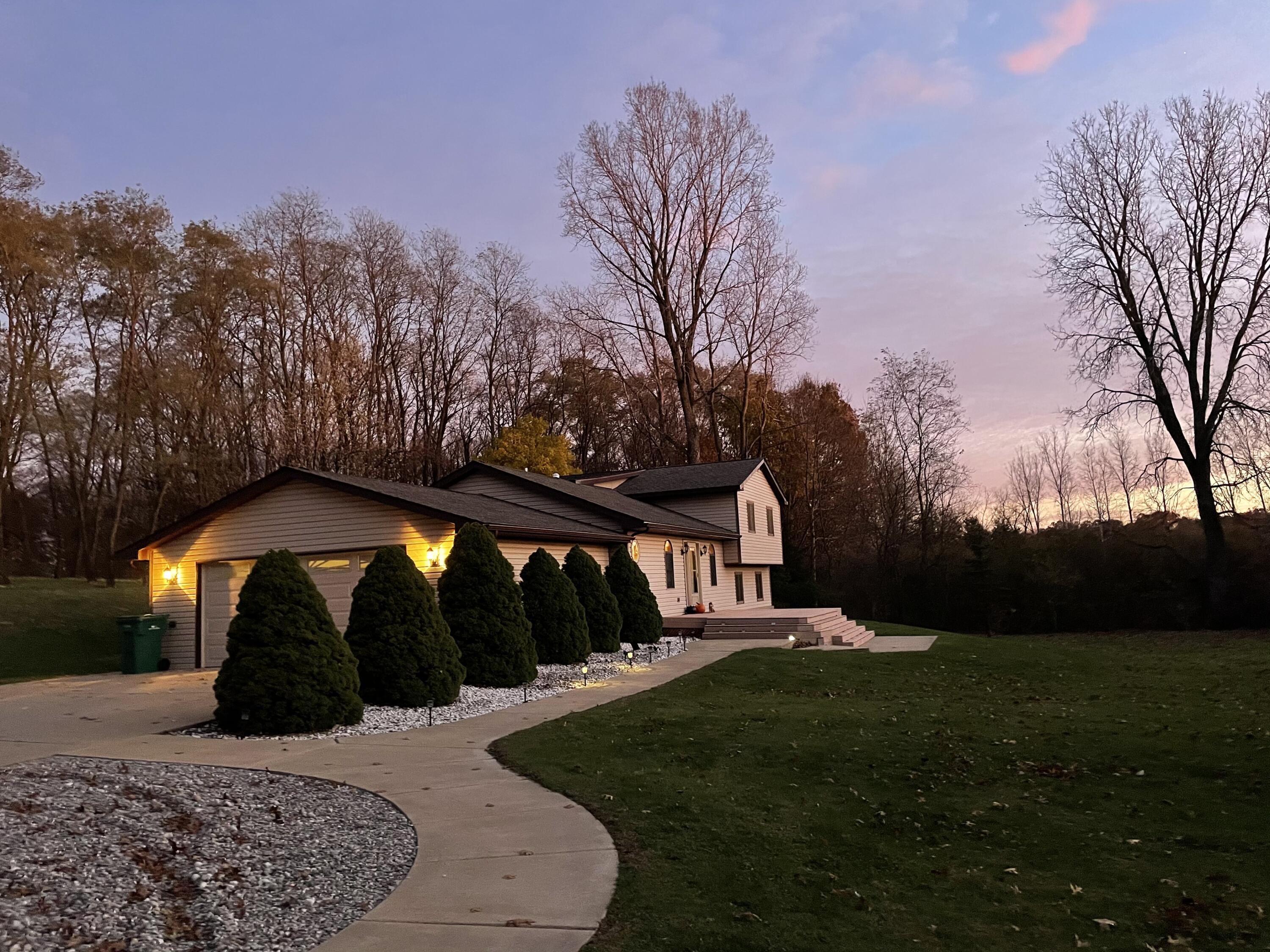 8655 Joeys Drive Pinckney, MI 48169 - Photo 49 of 66 8655 Joey sunset