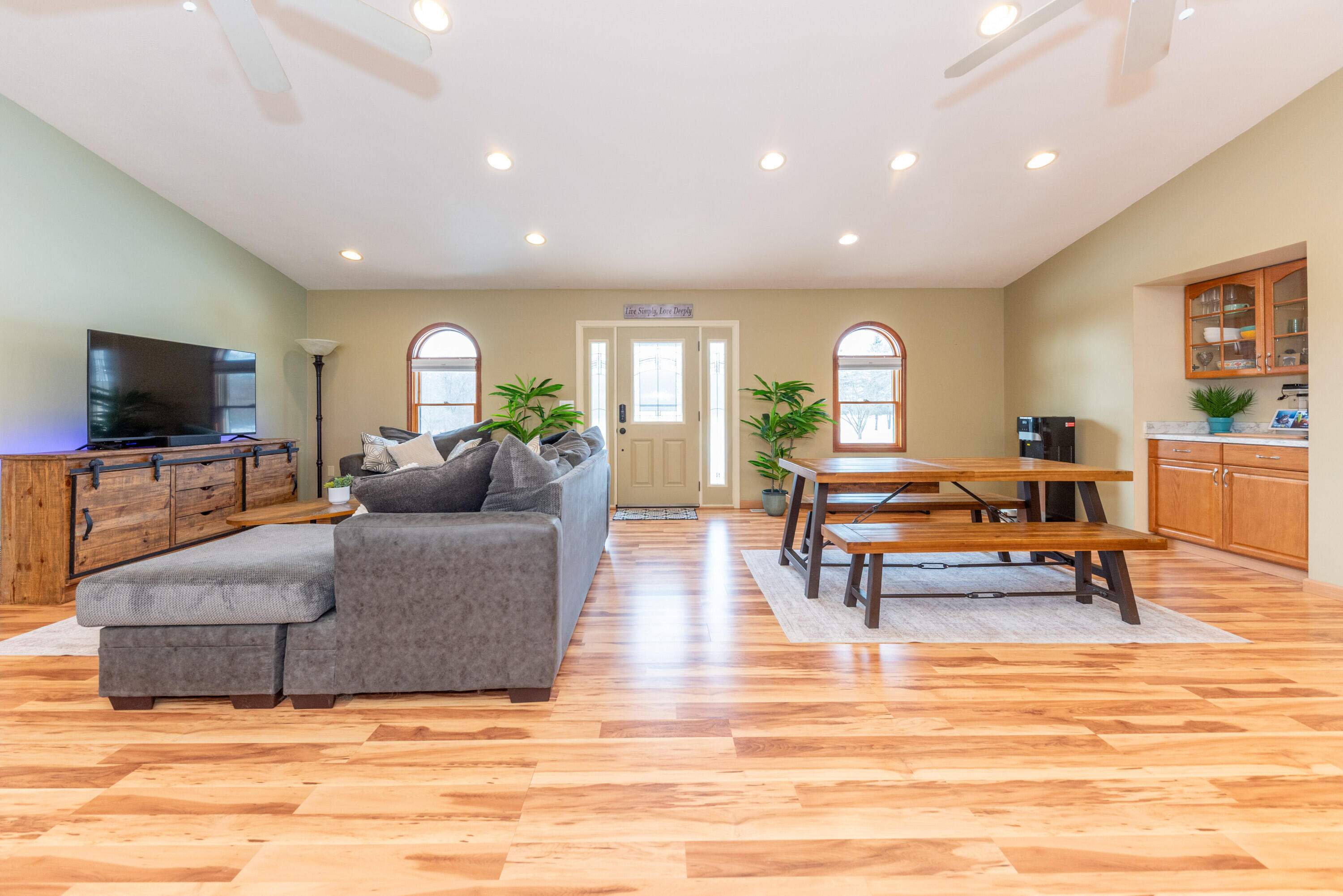 8655 Joeys Drive Pinckney, MI 48169 - Photo 5 of 66 05 Front room 1