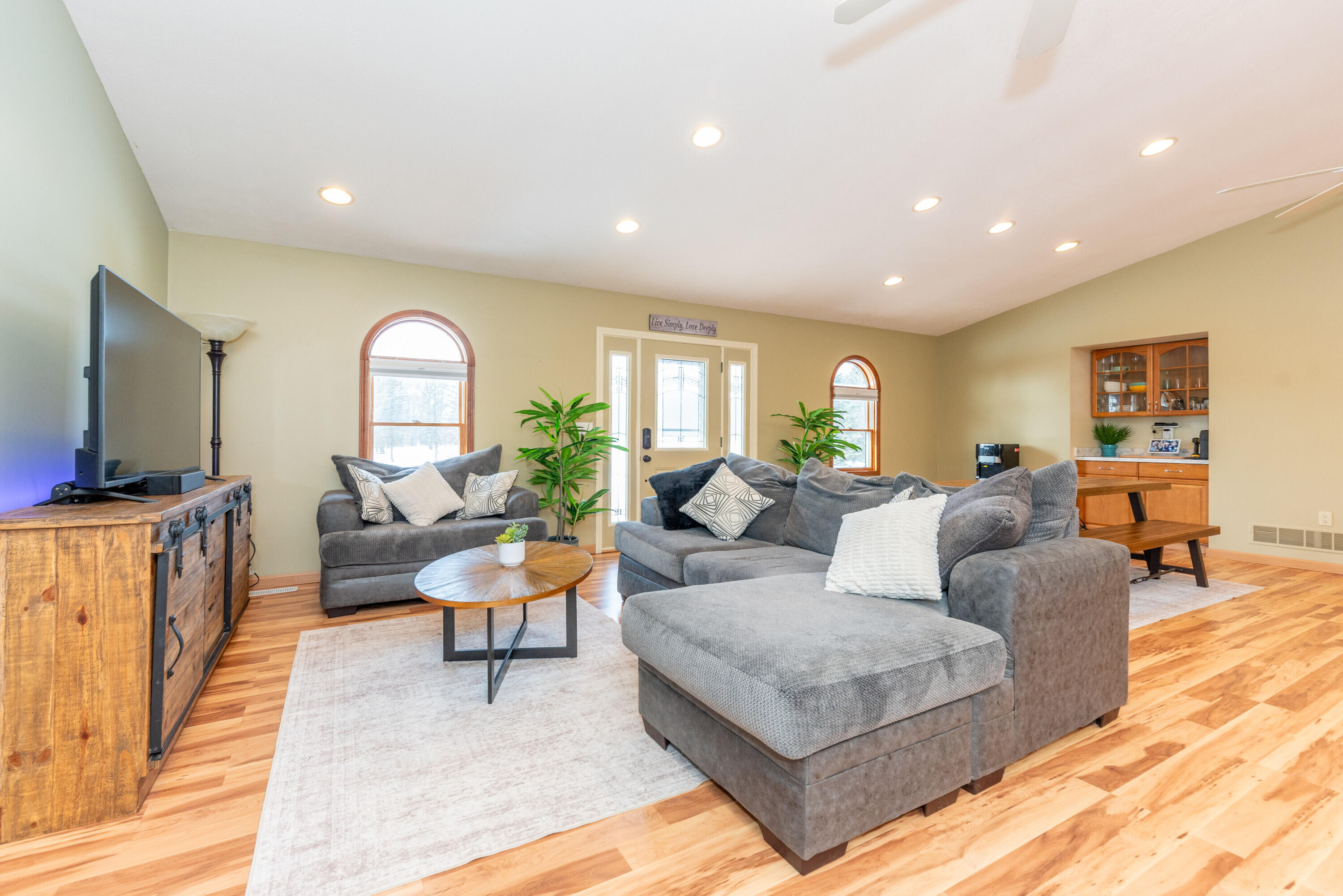 8655 Joeys Drive Pinckney, MI 48169 - Photo 6 of 66 06 Front room 2