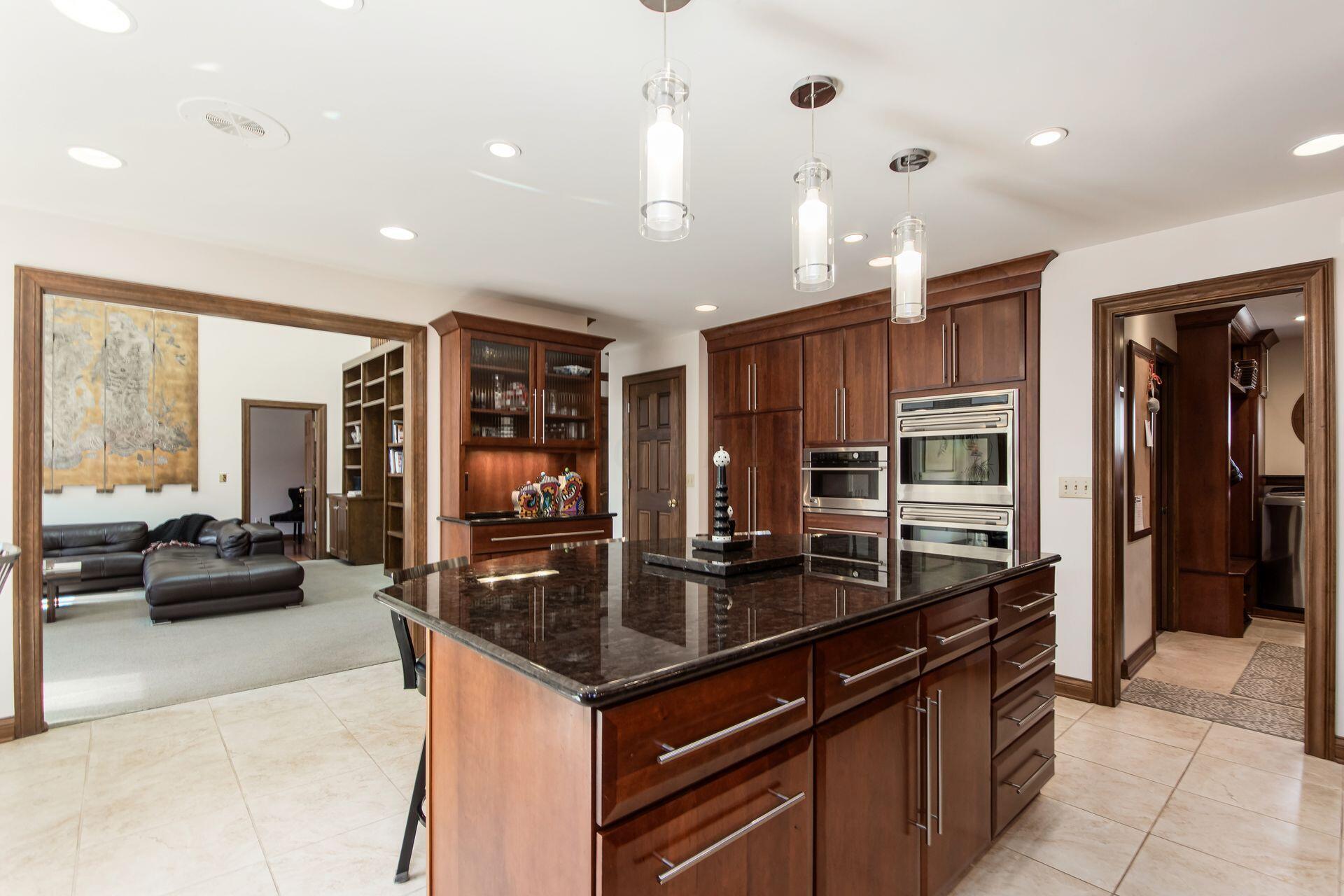 941 Robbins Way Columbus, OH 43085 - Photo 14 of 64 Kitchen