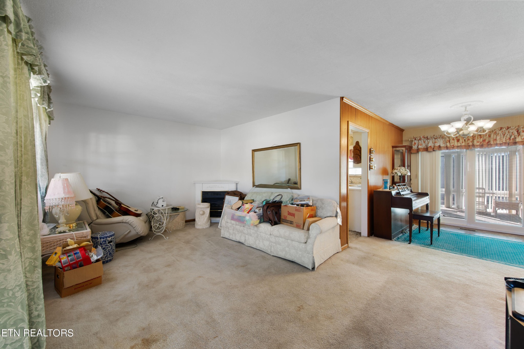 129 Peterson Road Knoxville, TN 37934 - Photo 15 of 24 a living room with furniture and a table