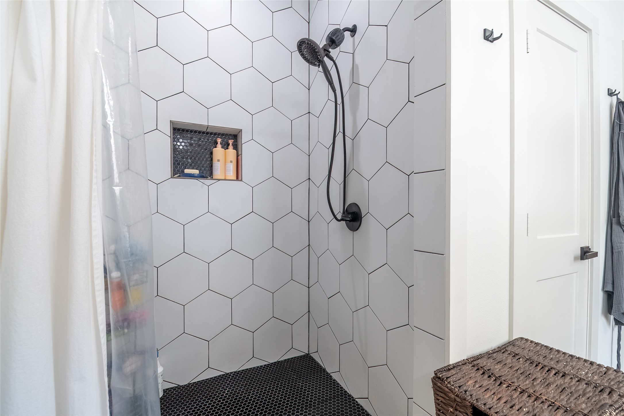 200 Carl Street Houston, TX 77009 - Photo 23 of 32 a bathroom with a sink and a mirror