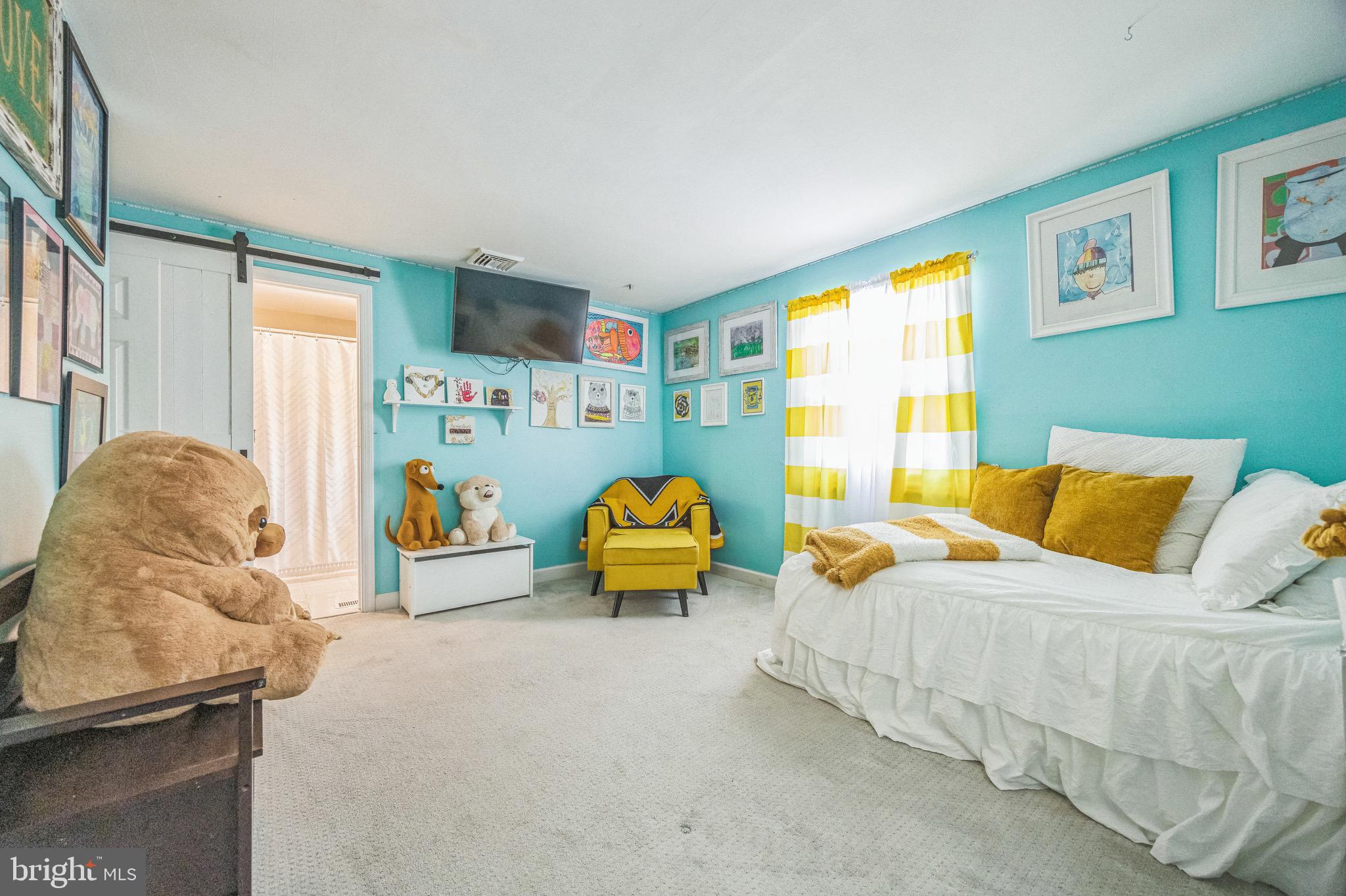 333 Farmdale Road Moorestown, NJ 08057 - Photo 15 of 45 a bedroom with two beds and a couch