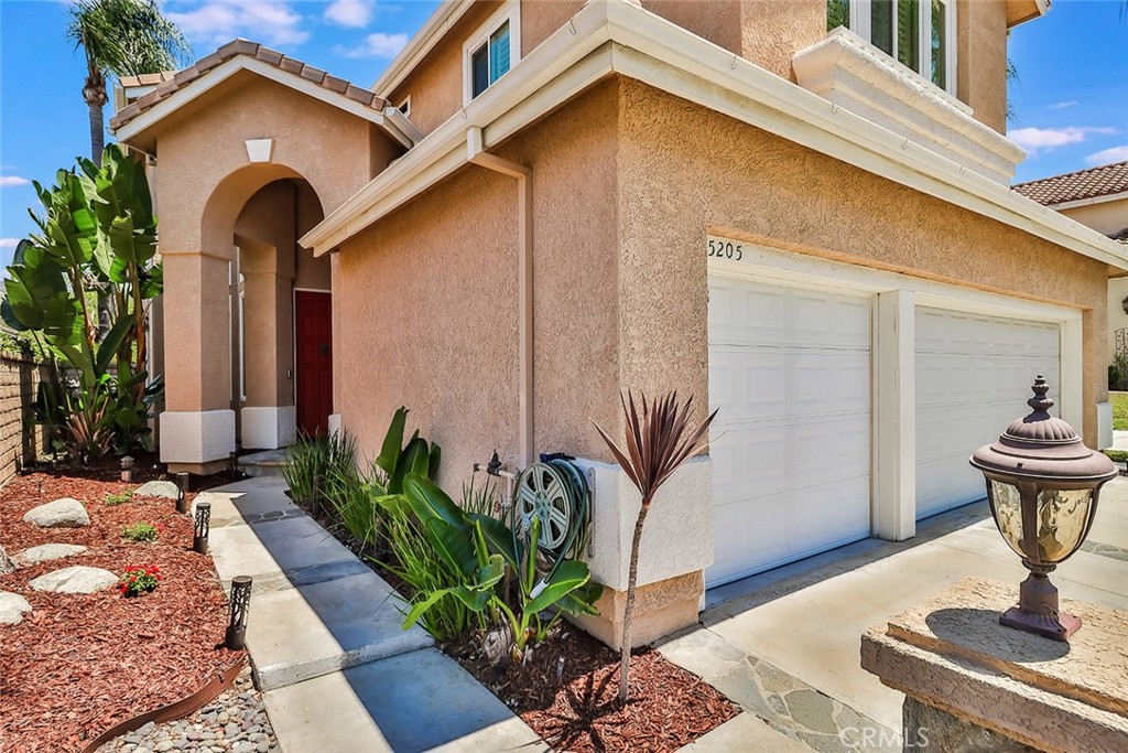 5205 Pesto Way Oak Park, CA 91377 - Photo 7 of 71 a front view of a house with garden
