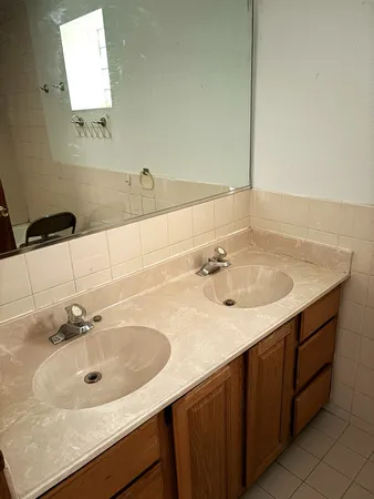 $1,600 | 463 West 23rd Place, Chicago, IL 60616