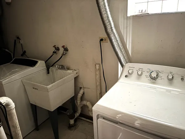$1,600 | 463 West 23rd Place, Chicago, IL 60616