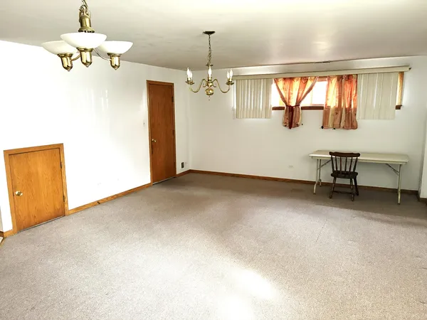 $1,600 | 463 West 23rd Place, Chicago, IL 60616