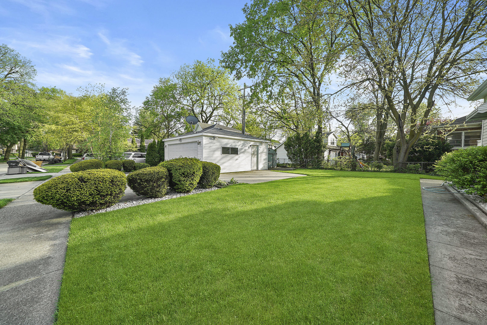 225 East Quincy Street Riverside, IL 60546 - Photo 28 of 32 a house view with a garden space